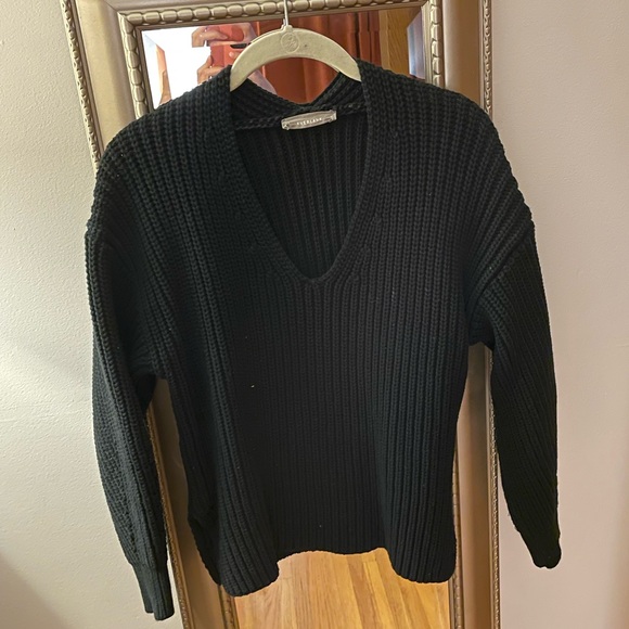 Everlane Sweaters - Everlane texture cotton v neck sweater